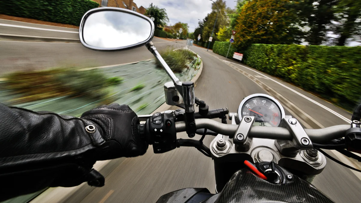 motociclista viajando