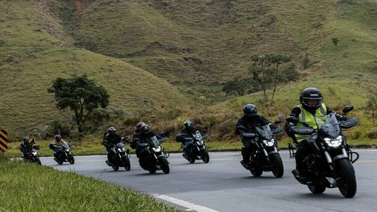 Bajaj apresenta o cronograma 2025 do Dominar Rides Weekender