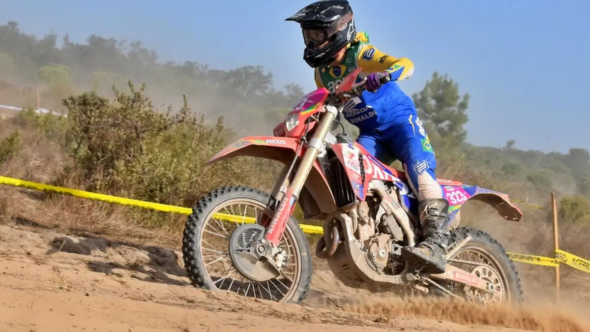 Bárbara Neves lidera Brasil no Six Days com Honda