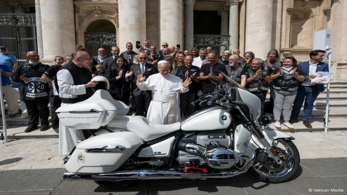 BMW R 18 Transcontinental do Papa Leão XIV é vendida em leilão beneficente