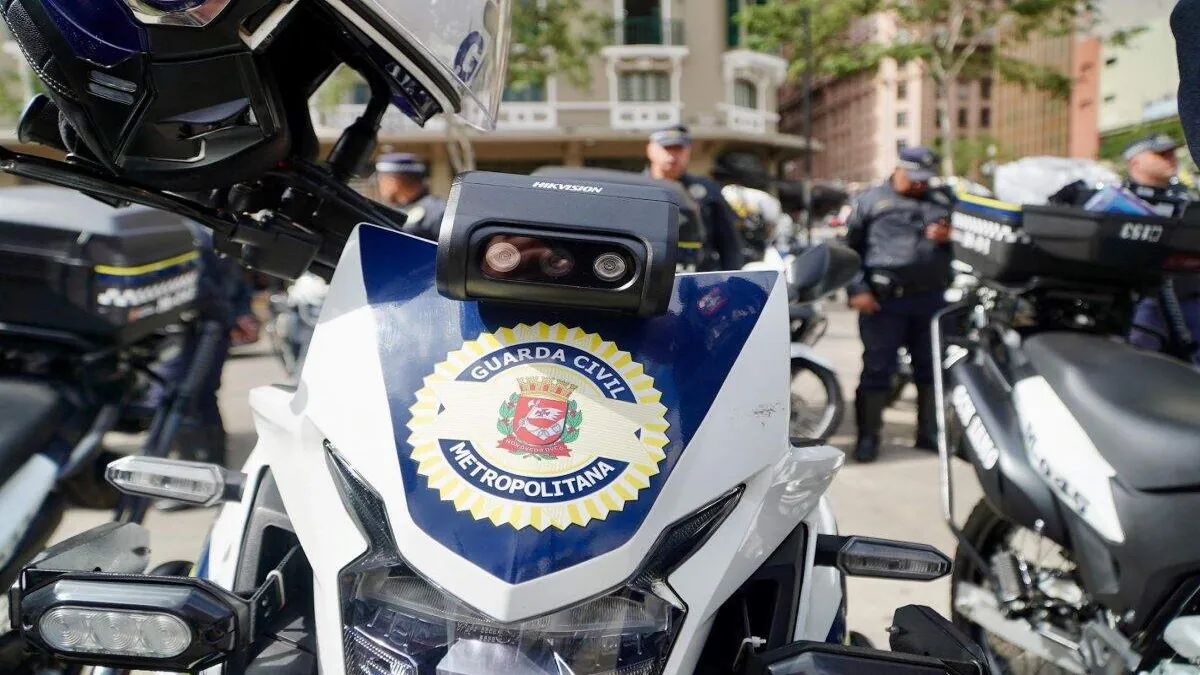 Câmeras de reconhecimento de placas em motos da polícia de SP