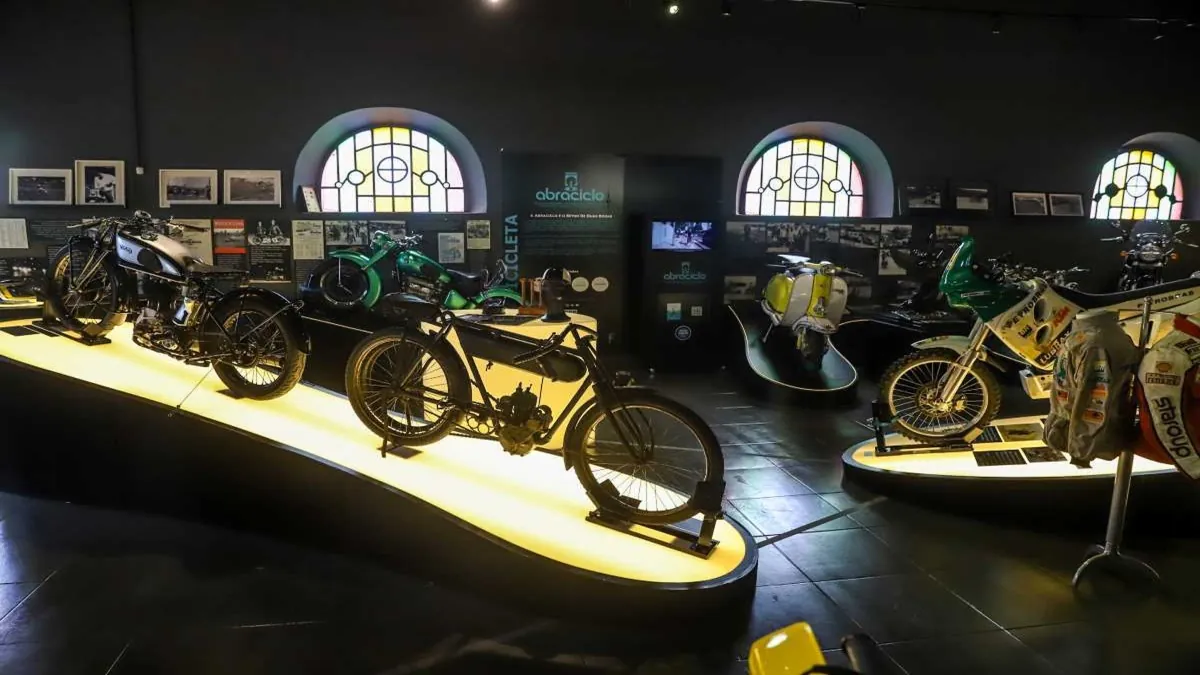 Centro Cultural Movimento: exposição une legado OHTAKE e história da moto