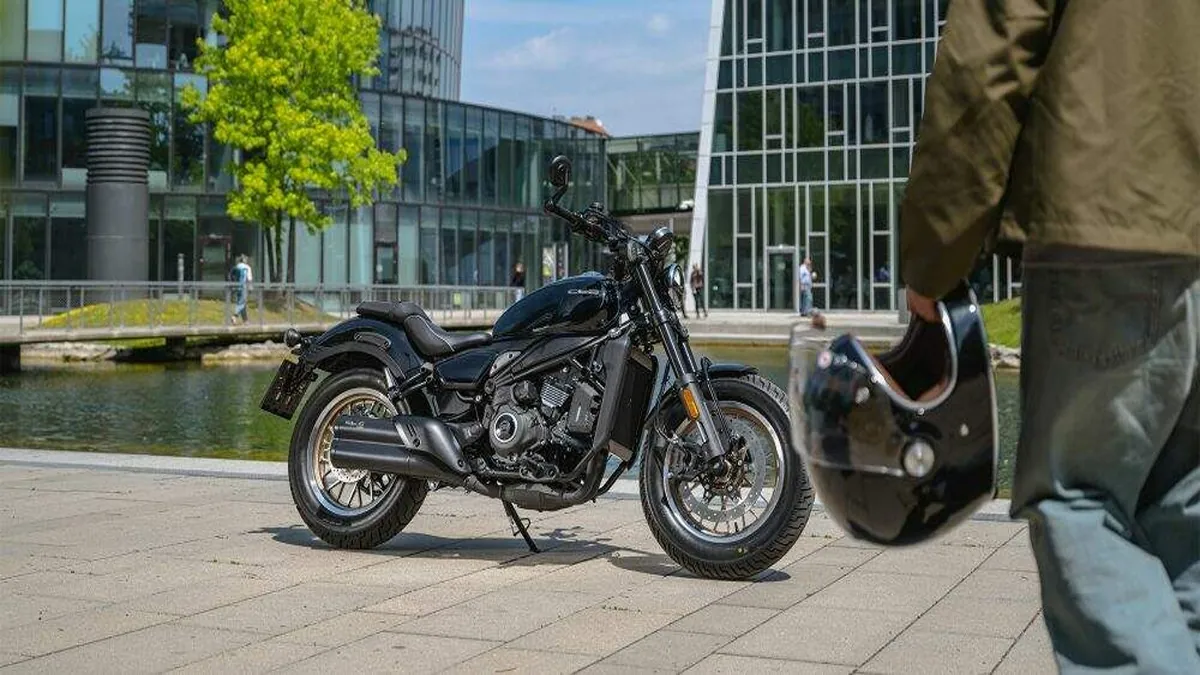 CFMoto apresenta 450CL-C AMT: cruiser clássica com câmbio automático