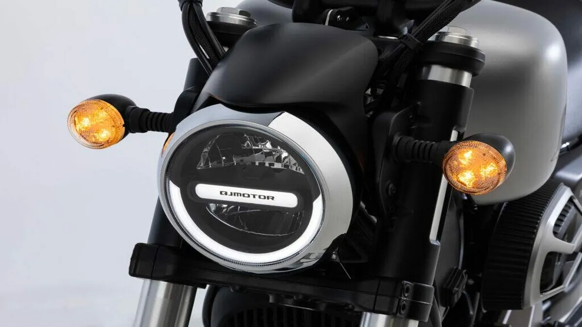 Descubra a SRV 12: moto sob medida da QJ Motor com V-Twin