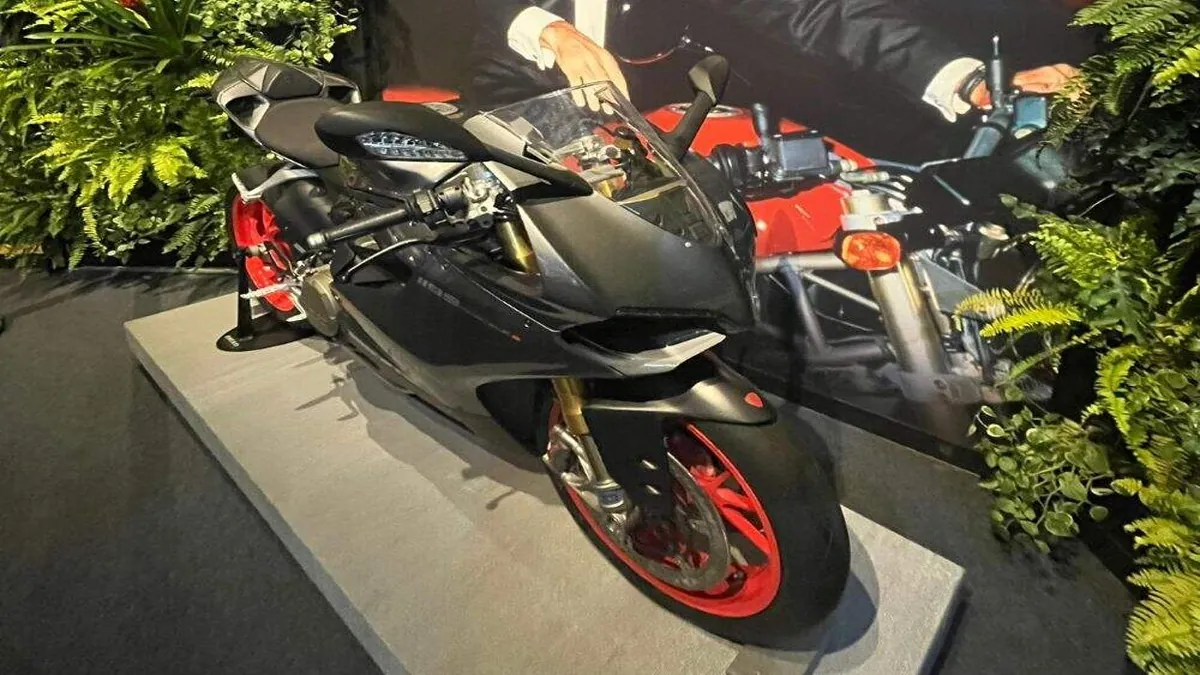 Ducati presta homenagem a Senna em exposição durante GP em Interlagos