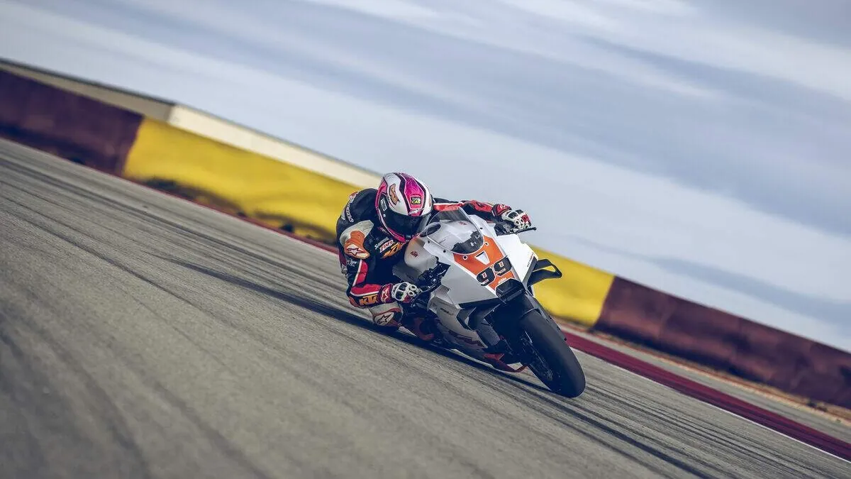 KTM apresenta 990 RC R Track: uma moto de pista com essência.