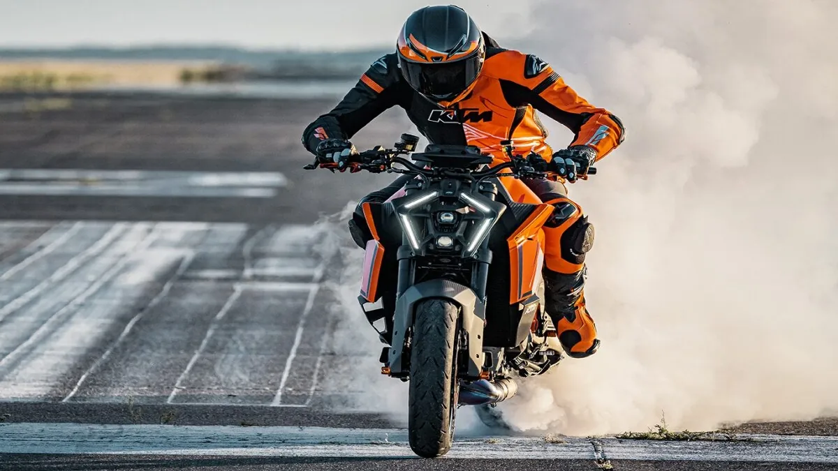 KTM apresenta a nova linha Duke 2026 com inovações das corridas