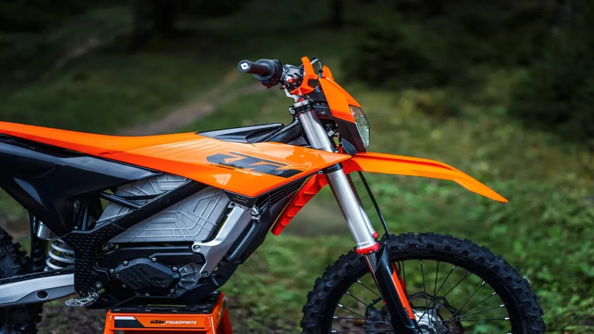 KTM lança nova moto elétrica off-road mais leve, potente e autônoma