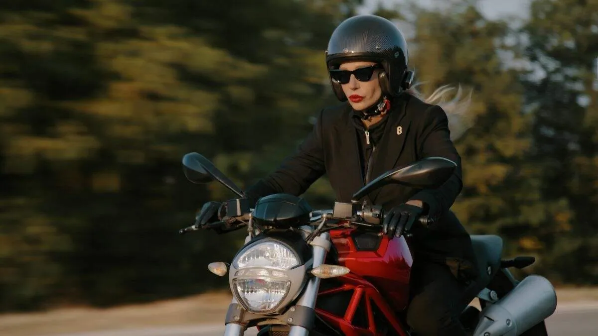 Marca apresenta blazer feminino para motociclistas, combinando moda e segurança.