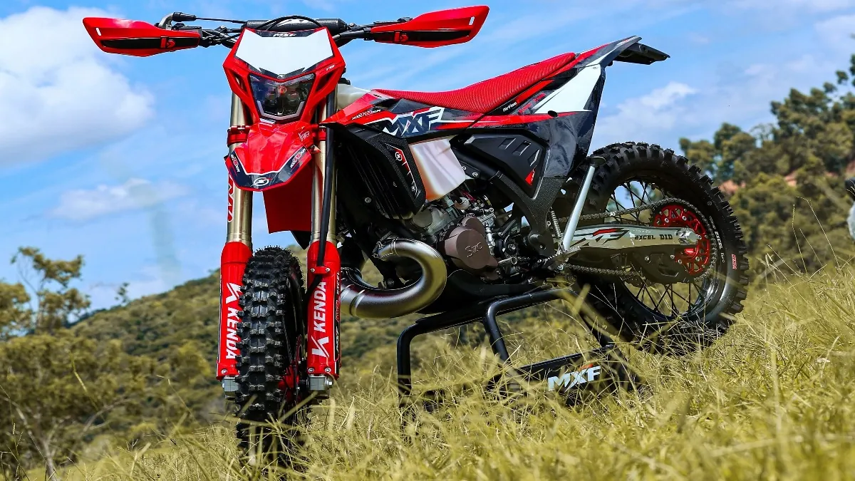 MXF 300 TSX-R: nova moto nacional de enduro com motor 2 tempos