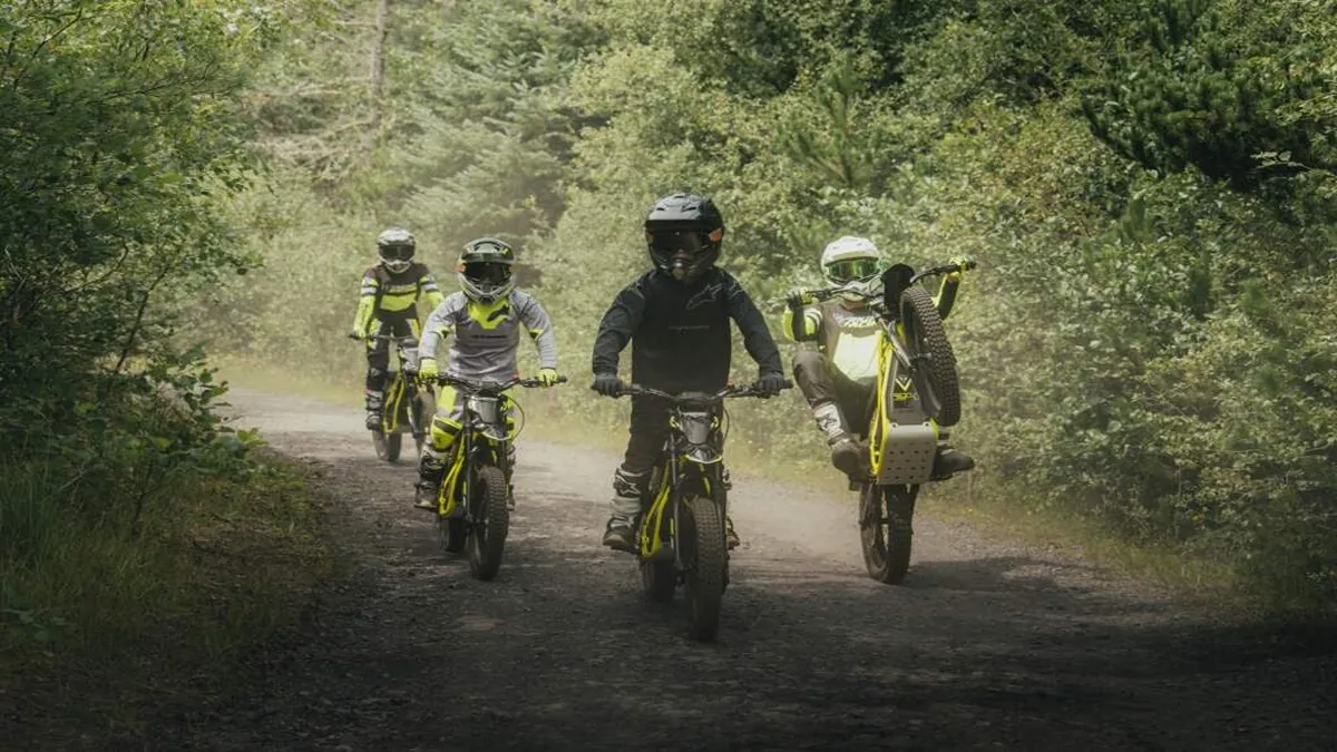 Triumph apresenta motos elétricas off-road TXP em colaboração com OSET