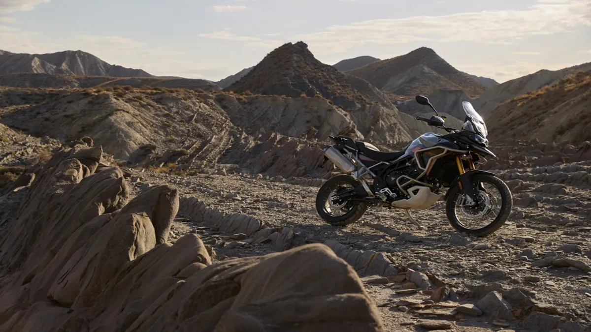 Triumph Tiger 900 Alpine e Desert Edition chega ao Brasil; preços e mais detalhes