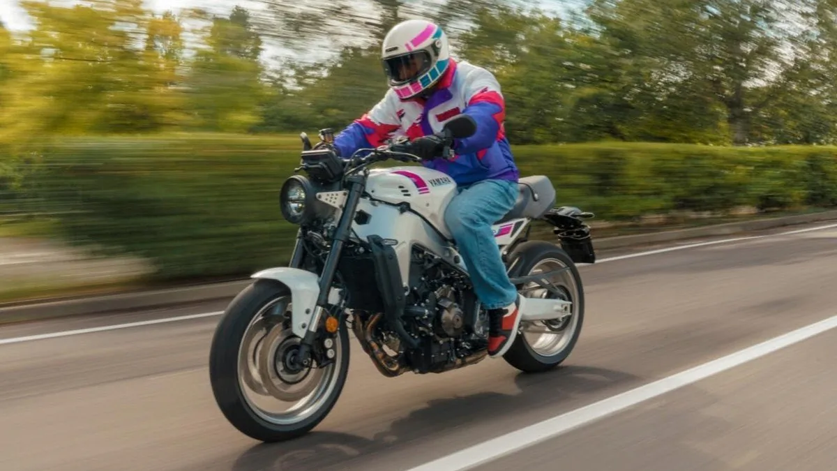 Yamaha lança XSR900 nova pintura branca e rosa